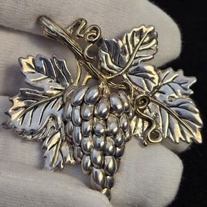 MJ Brouch Grape Cluster